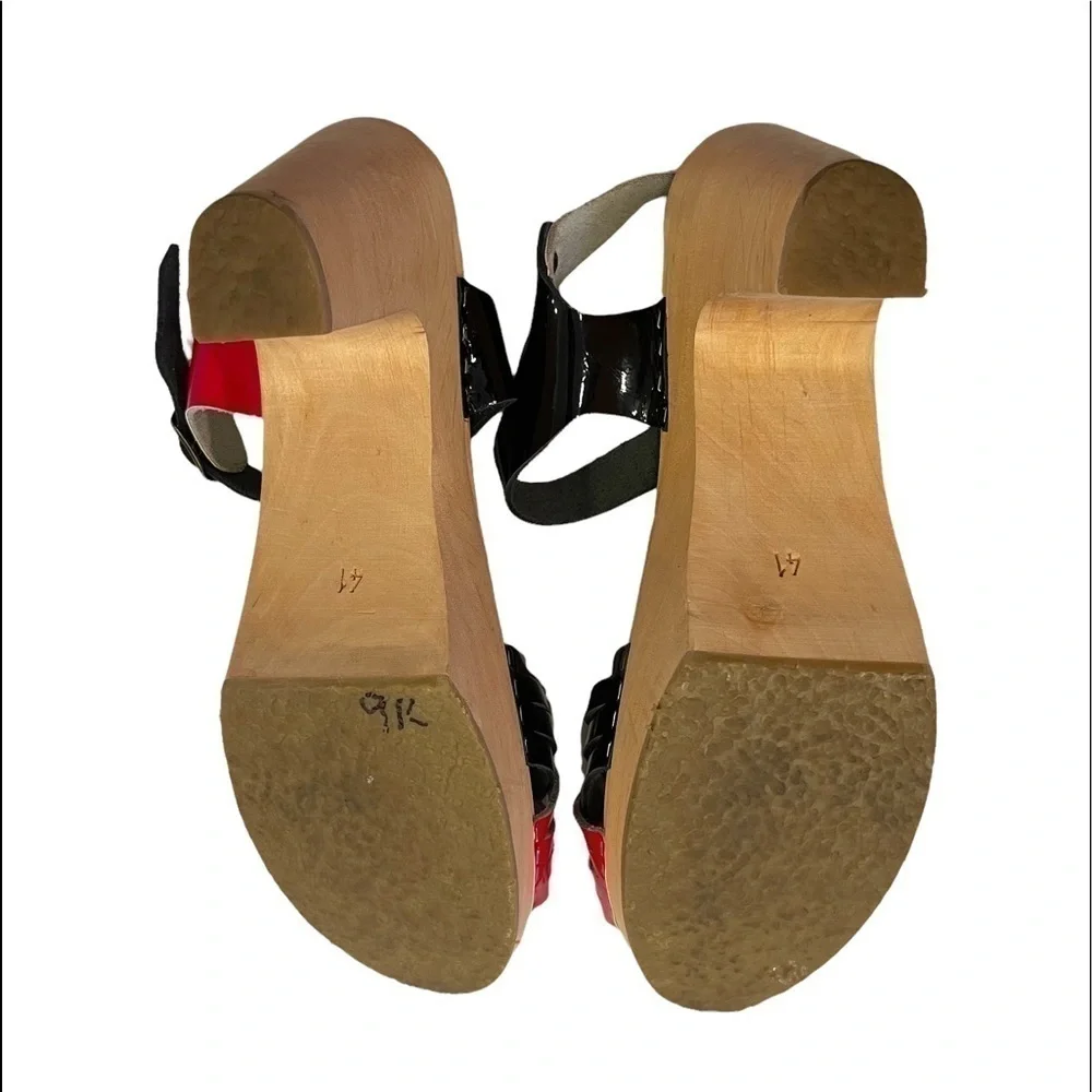 𝅺CAPE Clogs Red & Black patent leather open toed